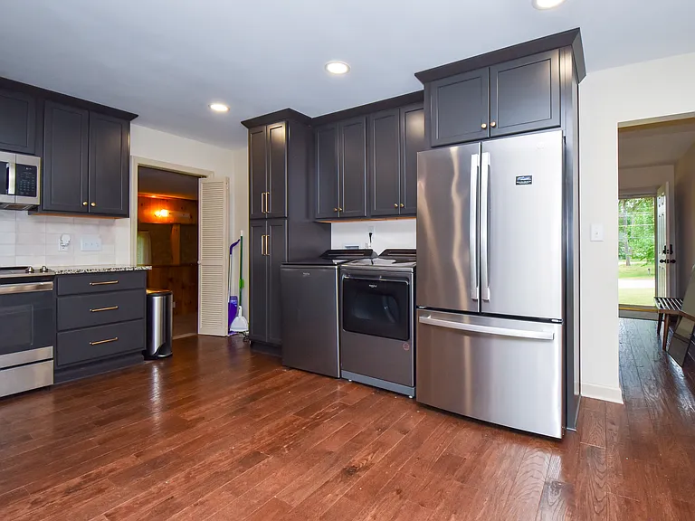 515 Manor Dr — Photo 2