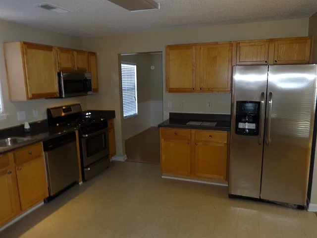 4 bed, 2.5 bath, 1982 sqft, $2,095 — Photo 2