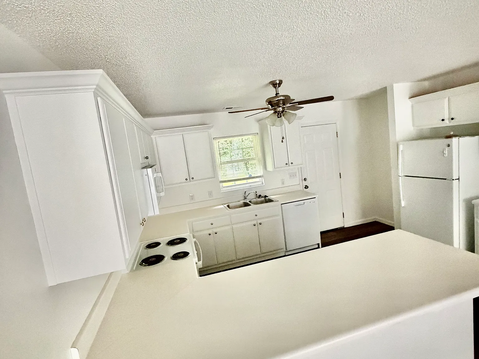 2 bed, 1000 sqft, $1,390 — Photo 2