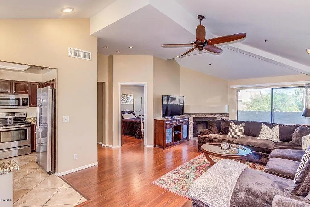 3 bed, 1372 sqft, $2,500 — Photo 1