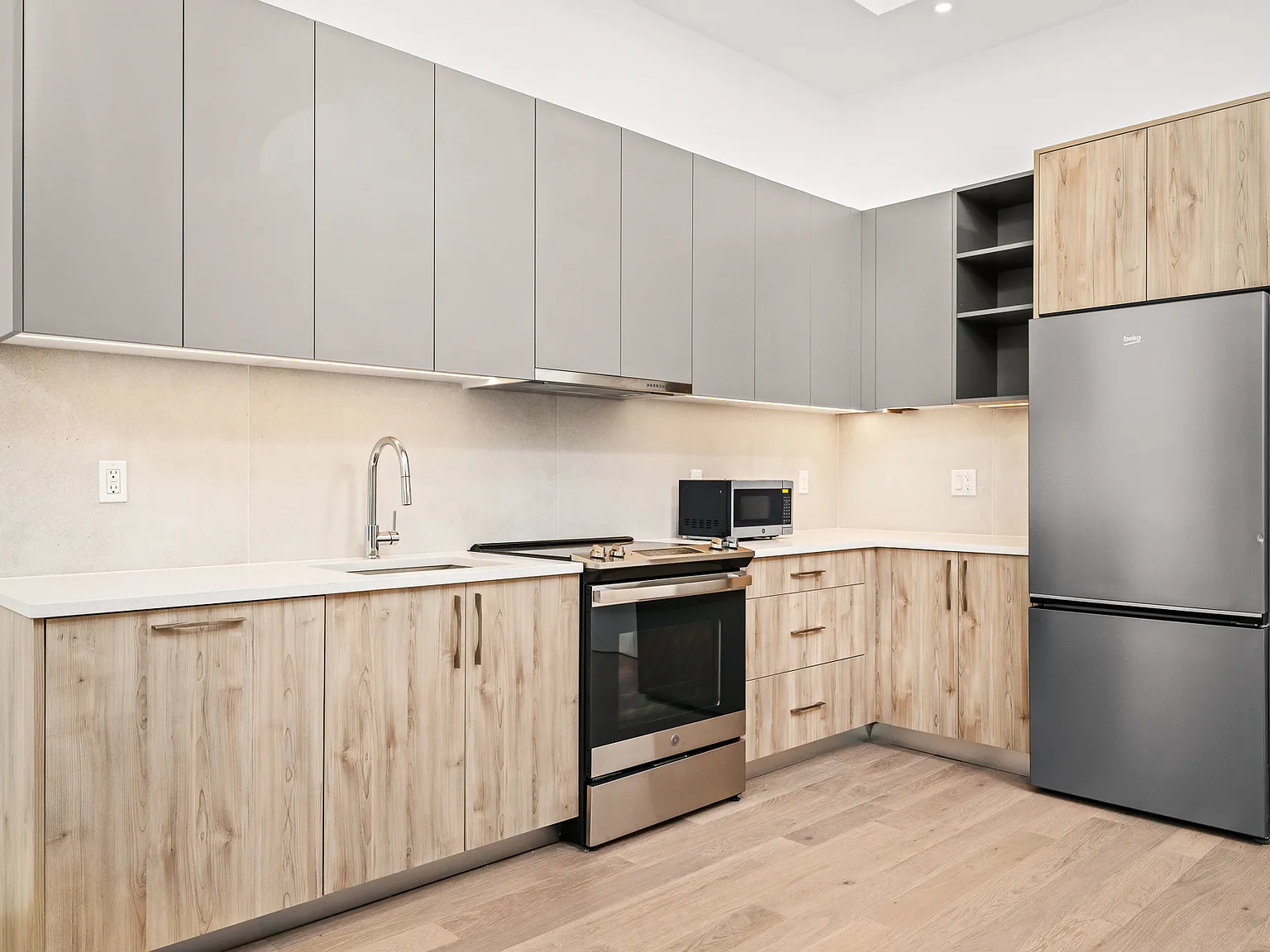 255 Lorimer St — Photo 4