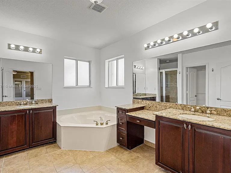 20530 NW 12th Ct — Photo 20