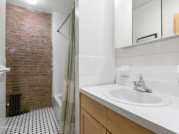 5th image of 304 W 112th St APT 3R