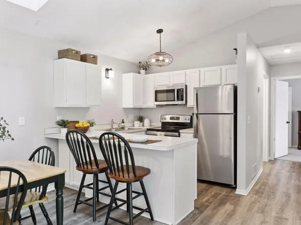 709 Parkside Dr #709H, Vadnais Heights, MN 55127