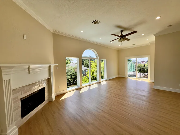 1323 Rosewood St — Photo 7