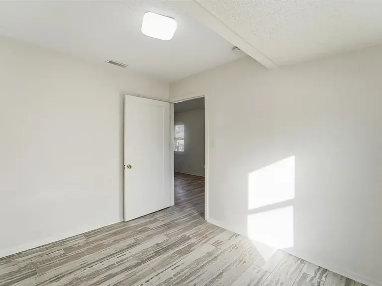 2644 Chicago Ave — Photo 10