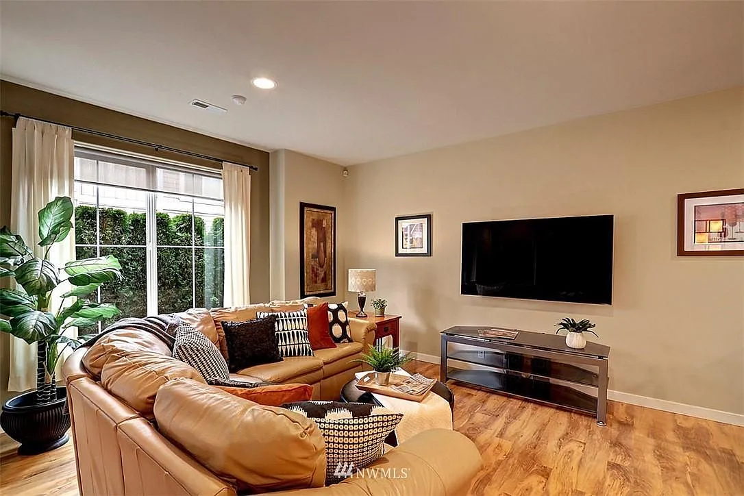 3 bed, 2.5 bath, 1537 sqft, $3,200 — Photo 3