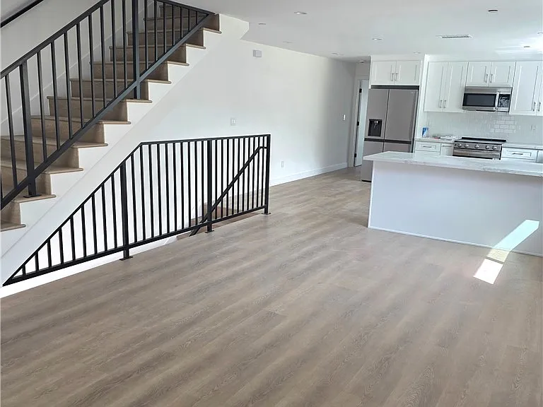 14169 Calvert St — Photo 3