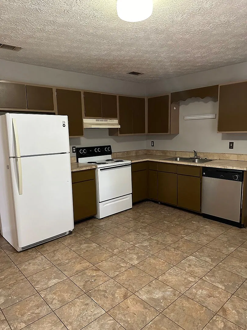 929 Live Oak Drive — Photo 3