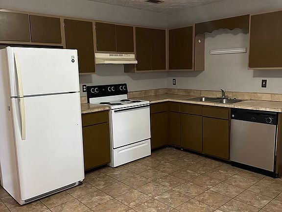 3rd image of 929 Live Oak Dr APT B