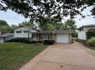 2436 Pinehurst Dr, Saint Louis, MO 63114
