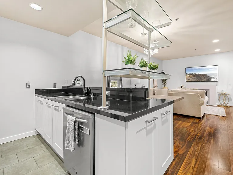 585 N Rossmore Ave #208 — Photo 4