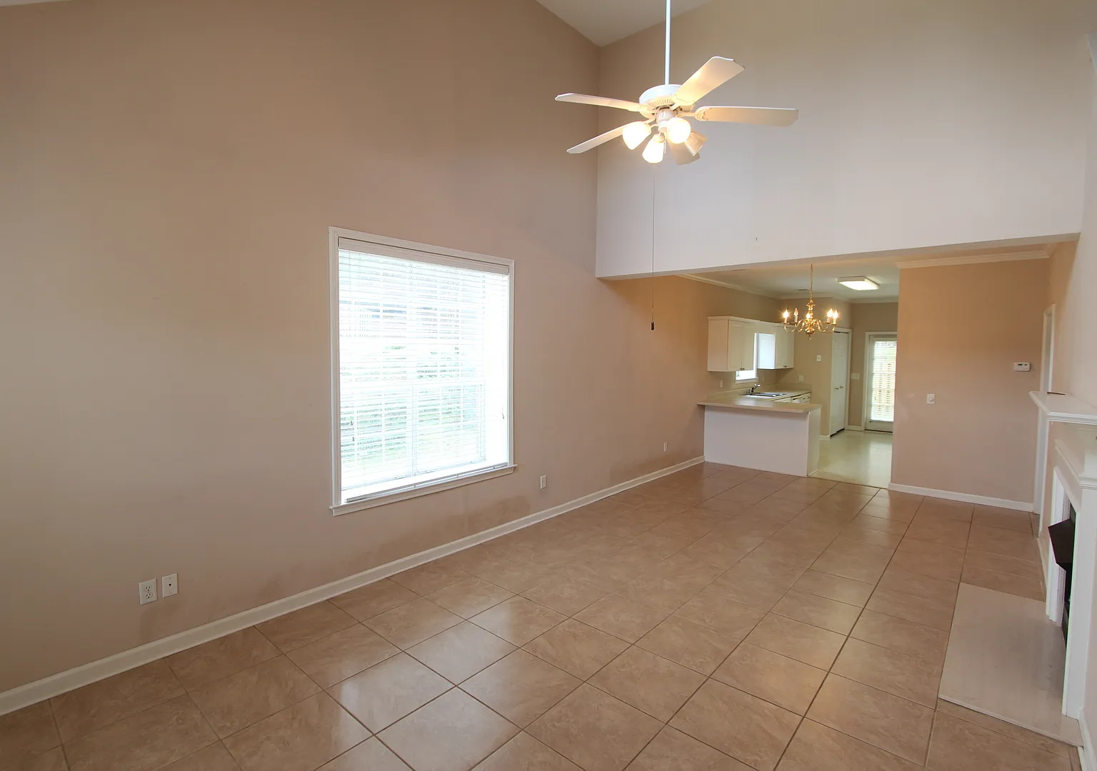 Wonderful and Large 3 Bedroom 2.5 Bath End Unit Townhome w/Garage — Photo 2