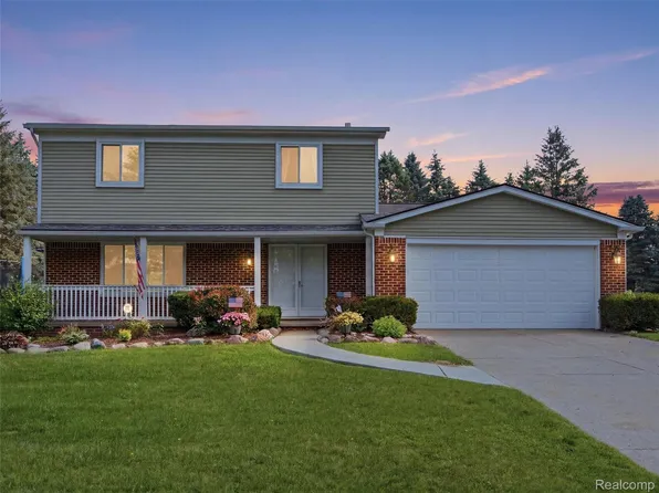 4040 Taggett Lake Dr, Highland, MI 48357