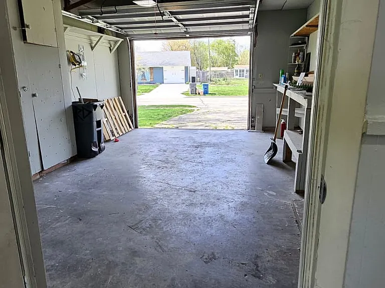 254 Prince Of Wales Dr — Photo 17