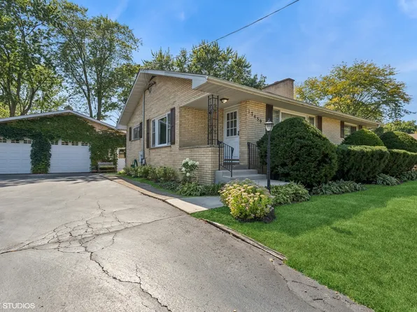 17459 W Gages Lake Rd, Grayslake, IL 60030