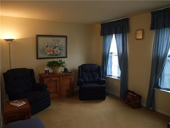 3rd image of 512 Daniels Ct