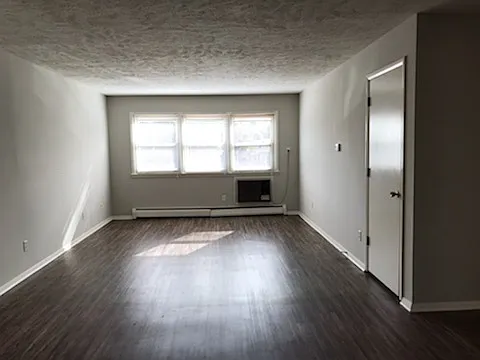 710 Arcadia Dr — Photo 2