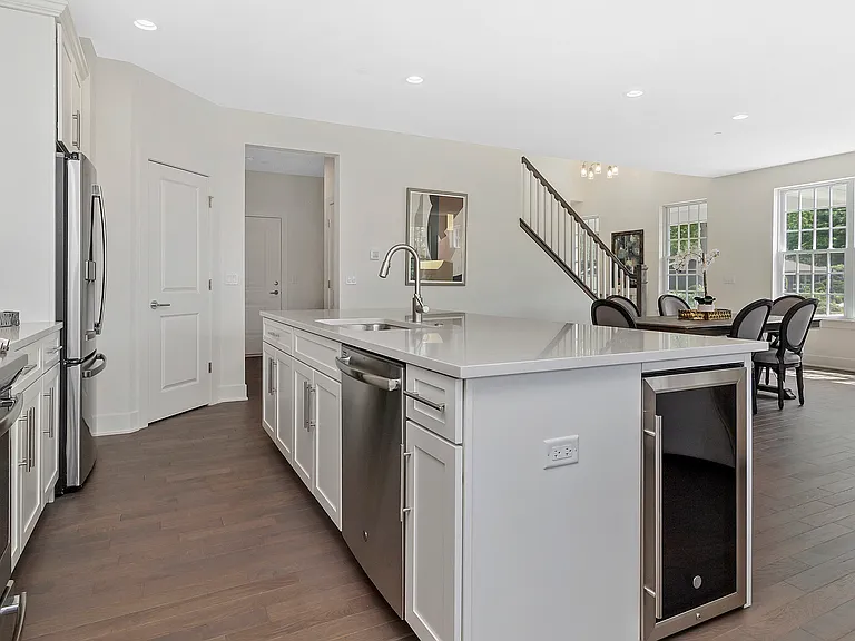 724 Derby Ln — Photo 10