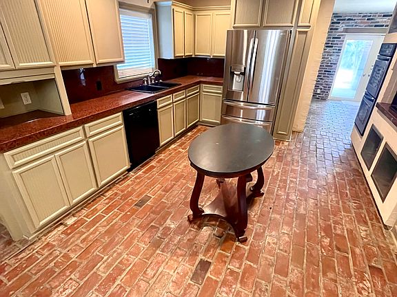 3rd image of 5950 Gladys Ave