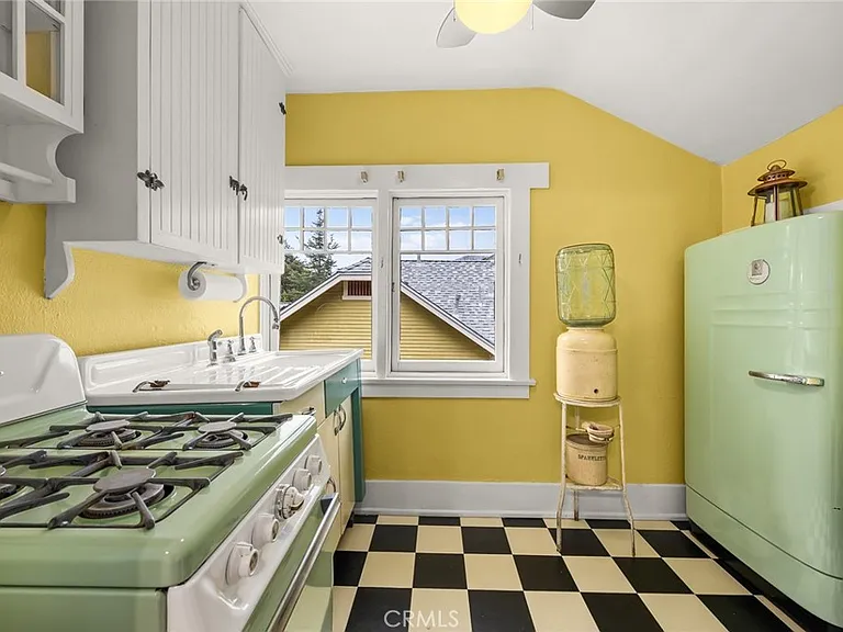 579 N Chester Ave #1 — Photo 4