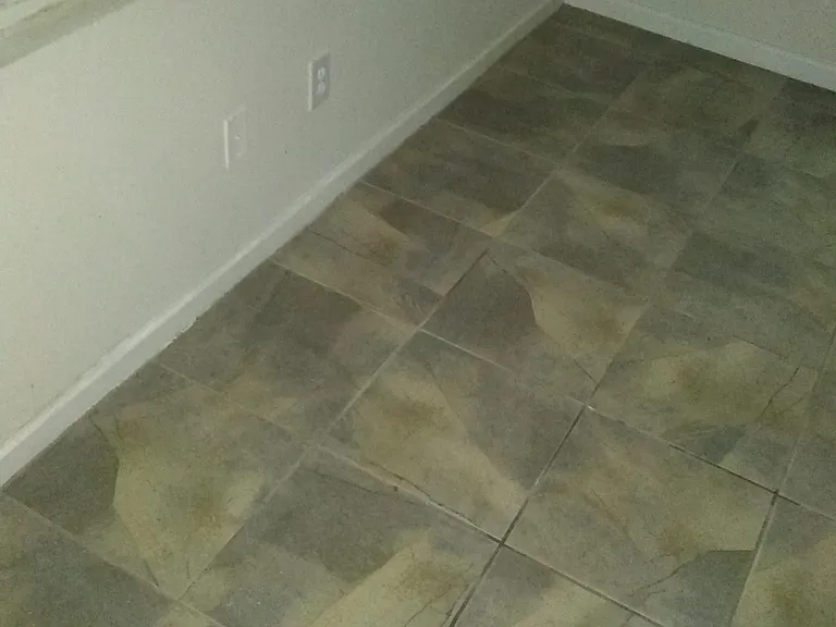 1049 Winston Rd — Photo 3