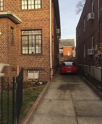 3rd image of 2440 Laconia Ave