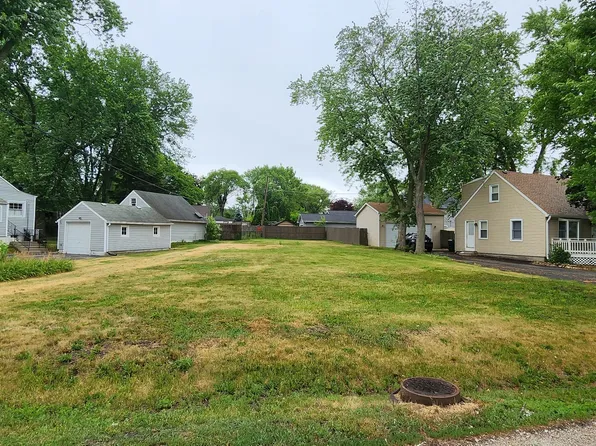 27 Village Rd #27, Willowbrook, IL 60527