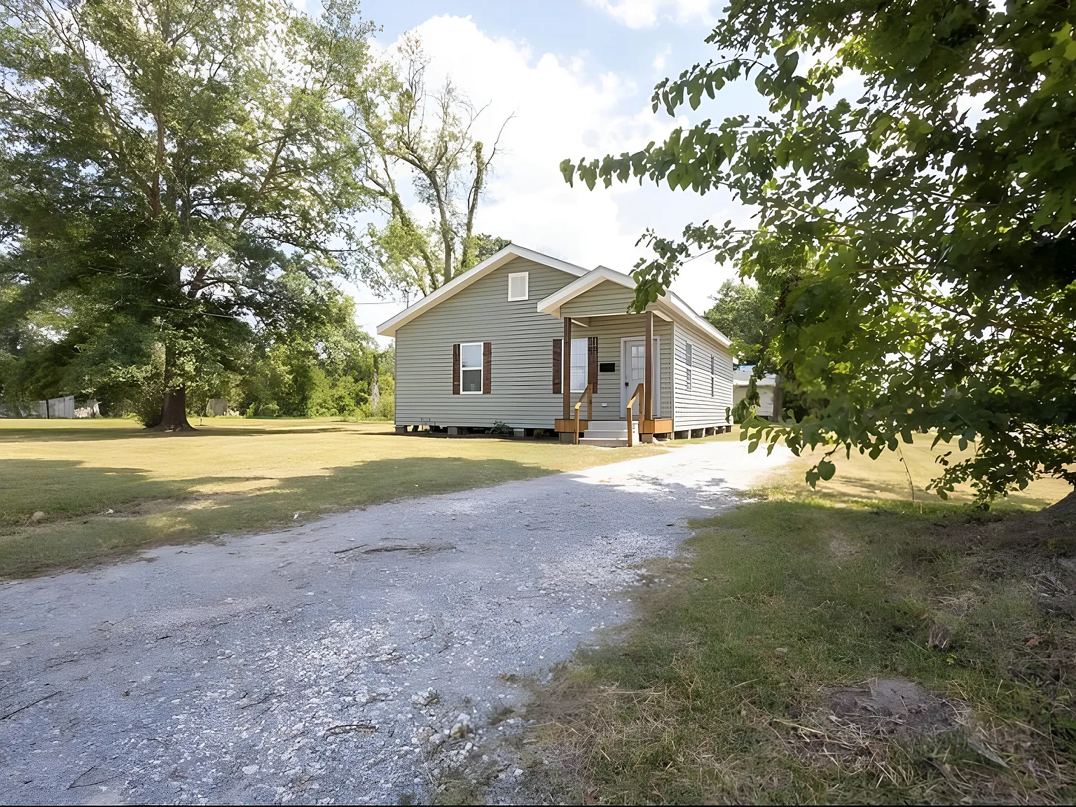 3 bed, 1.5 bath, 1395 sqft, $1,300 — Photo 1