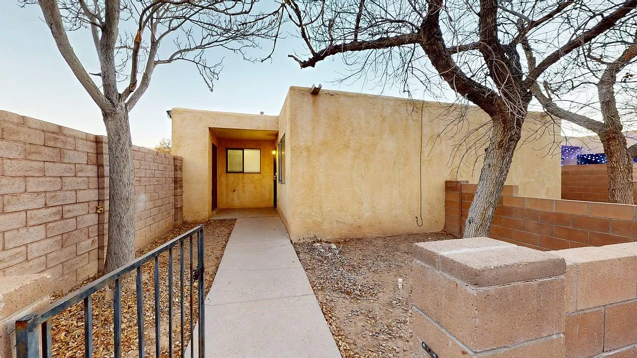 Updated & Spacious 2BD with Large Private Courtyard — Photo 2
