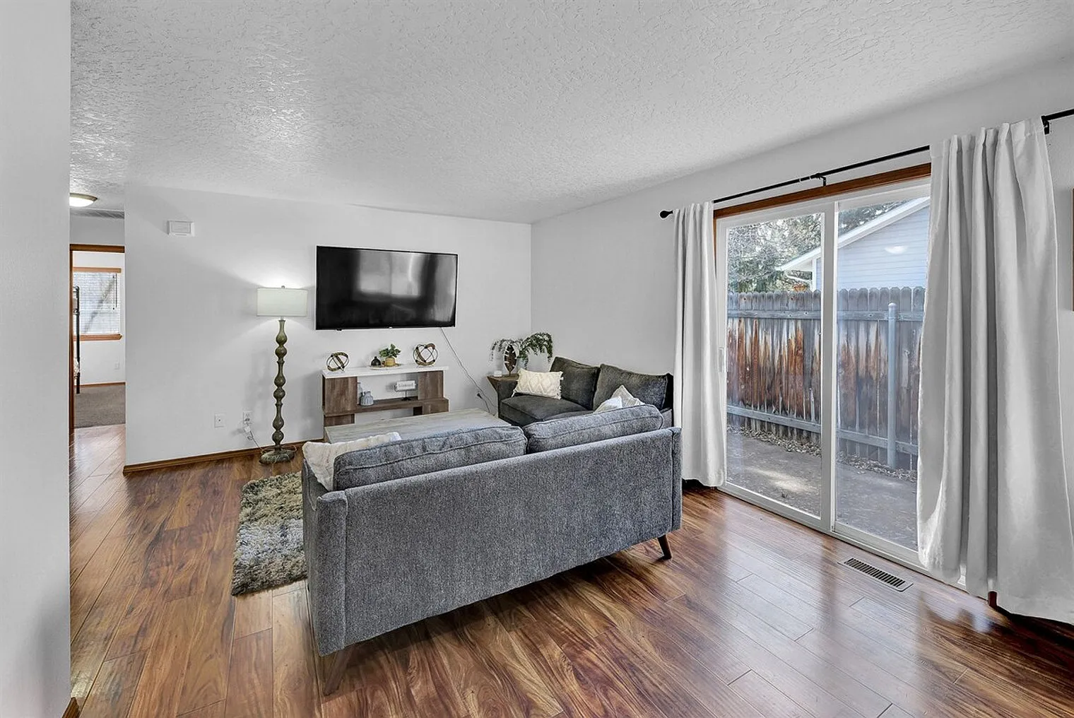 2 bed, 1.0 bath, 1001 sqft, $4,535 — Photo 3