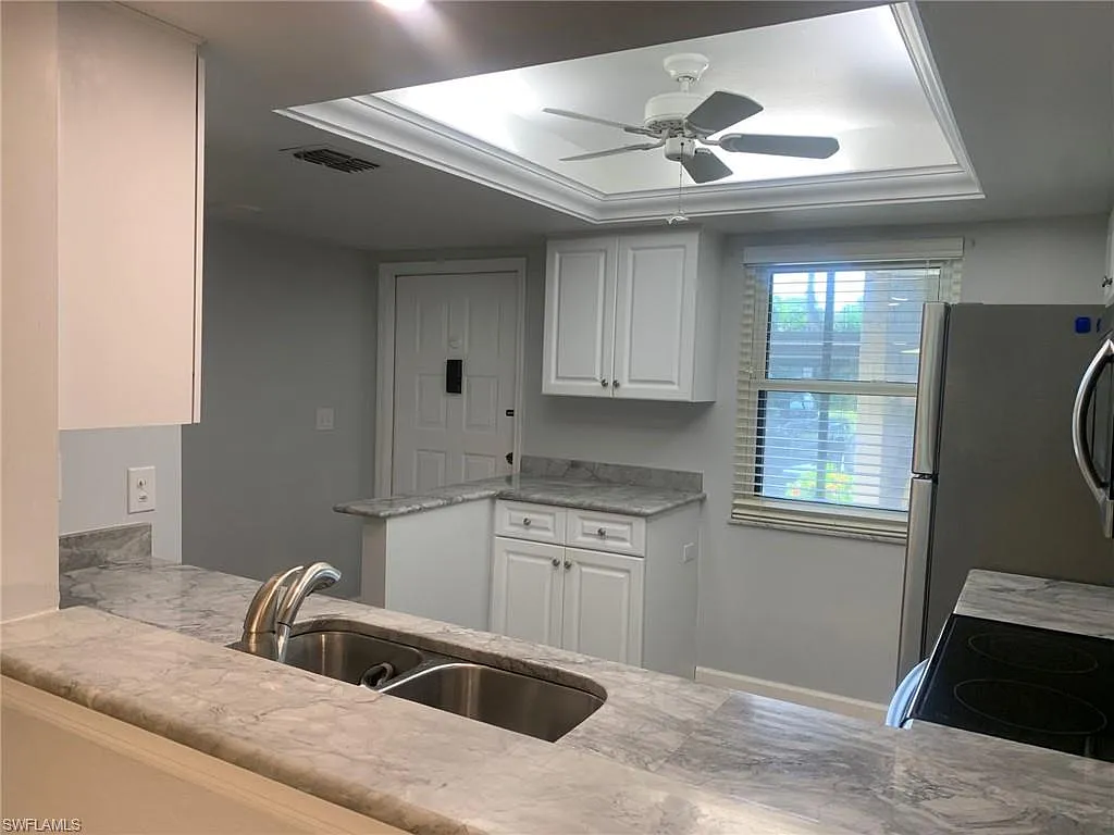 Club At Crystal Lake Condominium — Photo 4