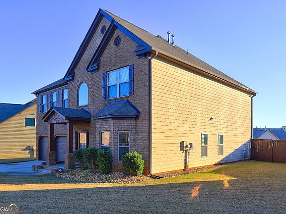 3rd image of 609 Caledon Way