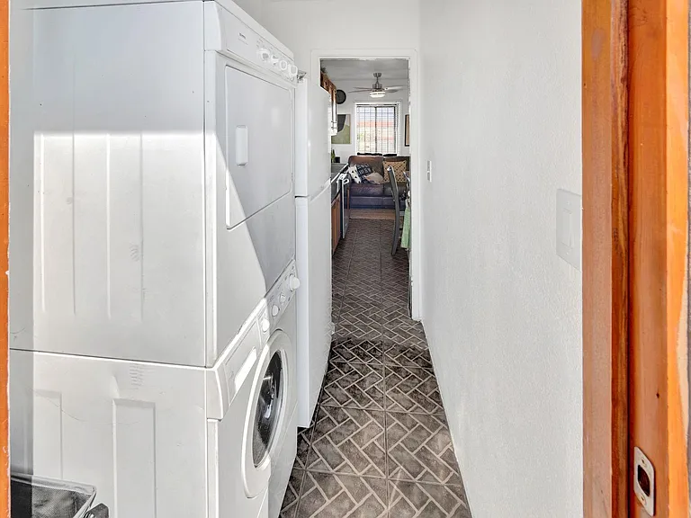 Service porch /laundry