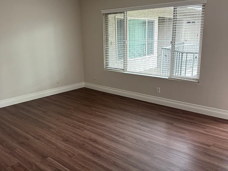 300 E Live Oak St #2E — Photo 2