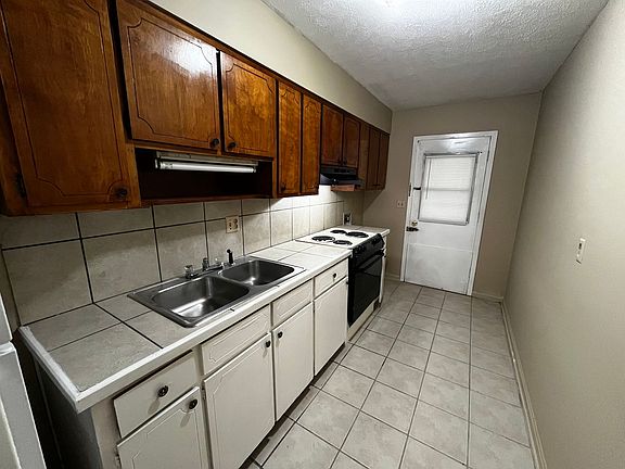 2nd image of 621 Hughes St #10