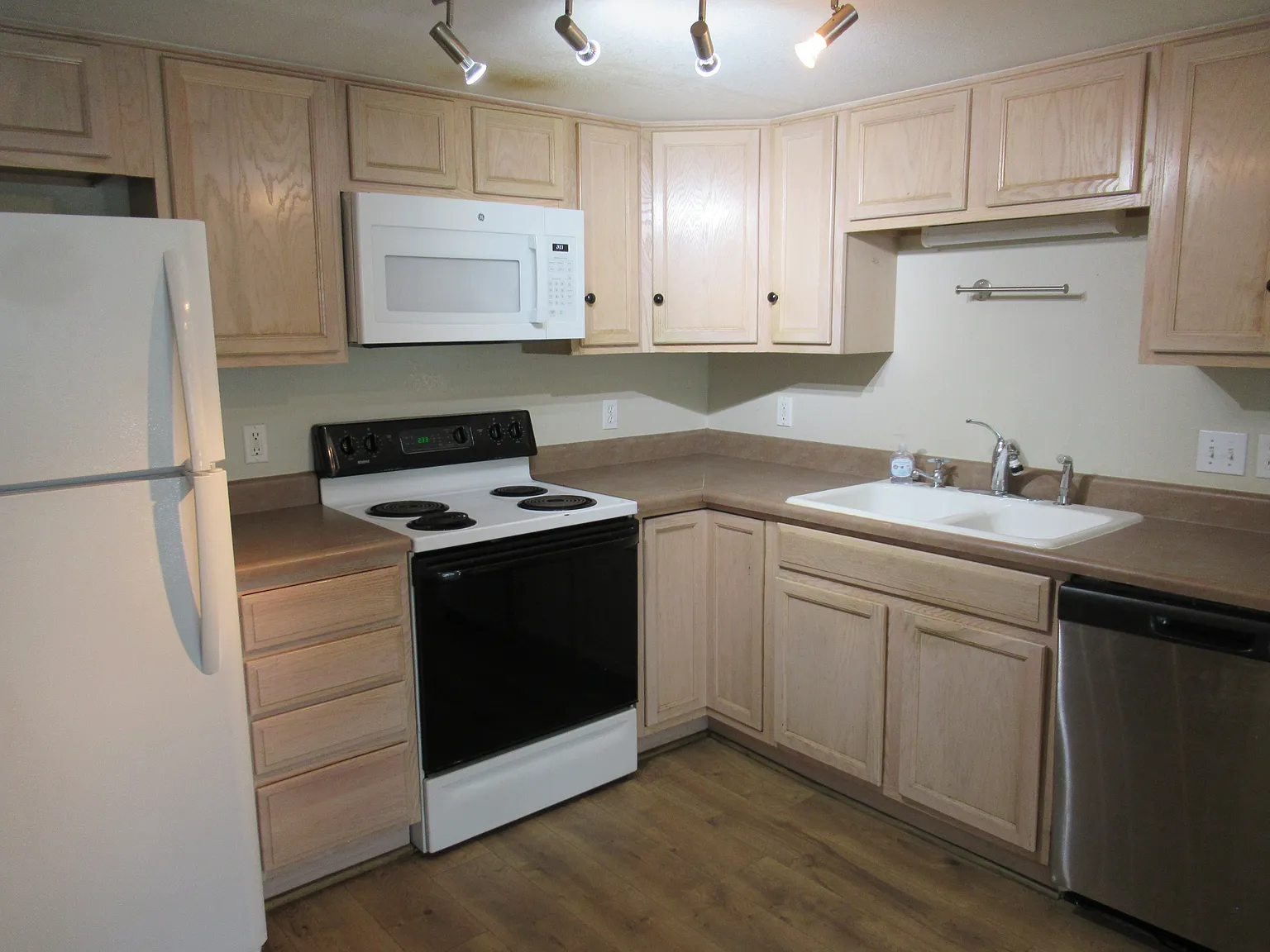 2 bed, 1057 sqft, $2,200 — Photo 4