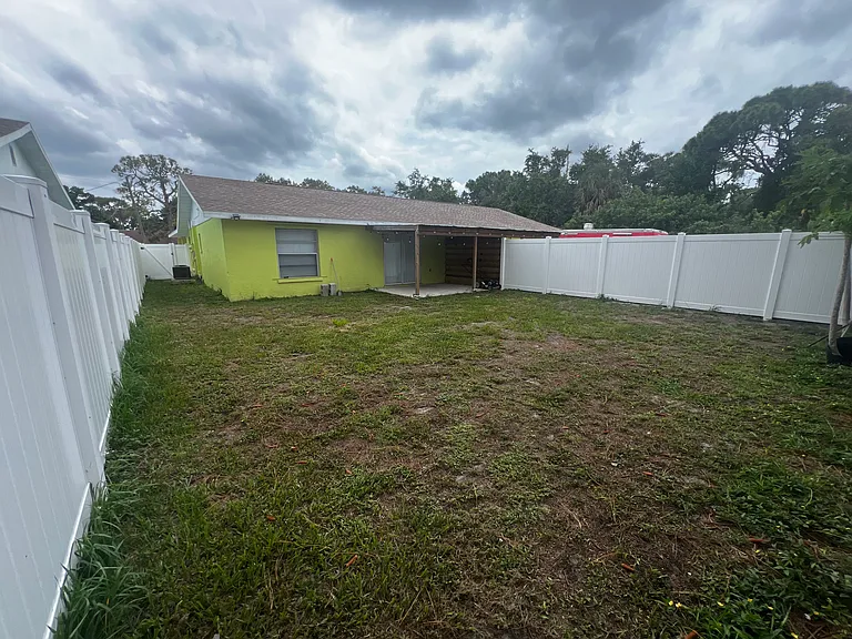 917 Royal Palm Dr — Photo 2