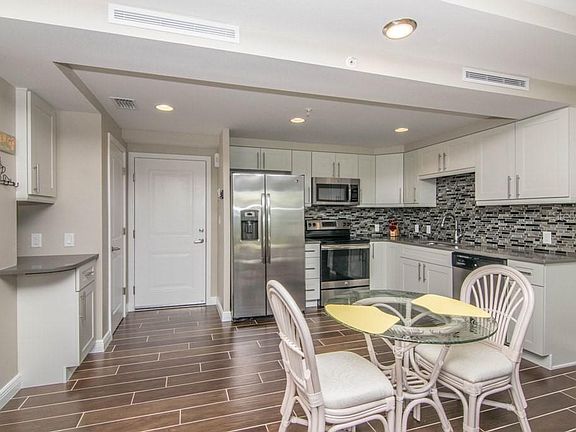 4th image of 223 Island Way #2B