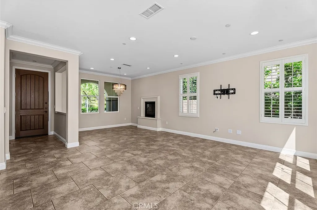 4 bed, 2.5 bath, 2059 sqft, $5,300 — Photo 3