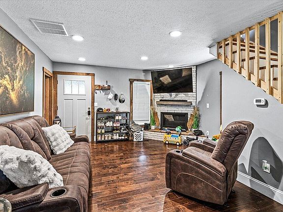 5th image of 327 Moreland St