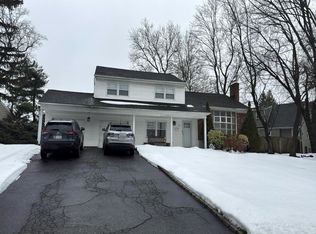 2 Doxey Dr, Glen Cove, NY 11542