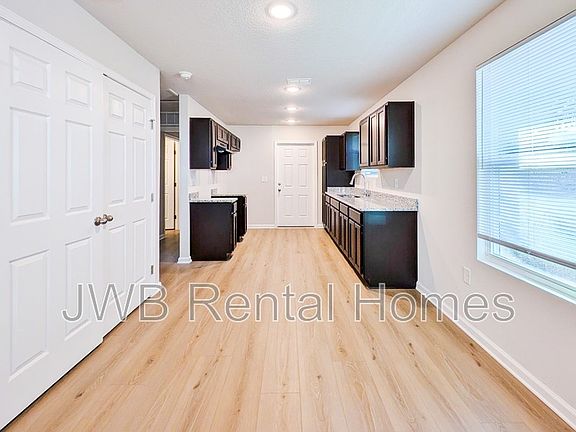 4th image of 2123 Moncrief Rd