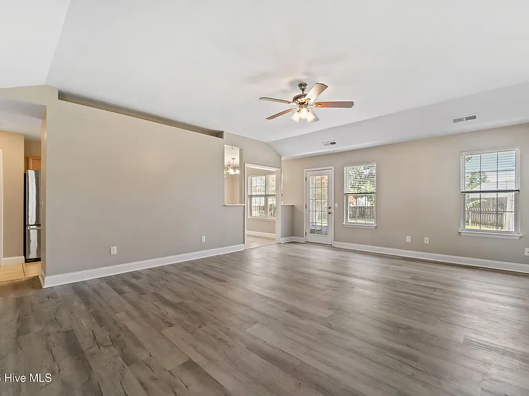 3200 Paramount Way — Photo 3
