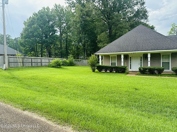 4th image of 133 Wildwood Blvd