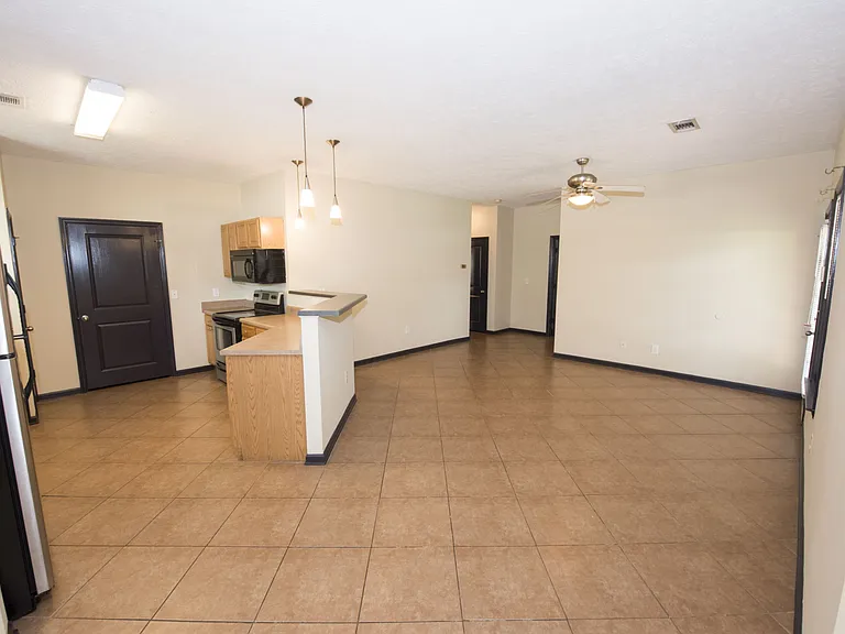 832 Harvard Dr — Photo 3