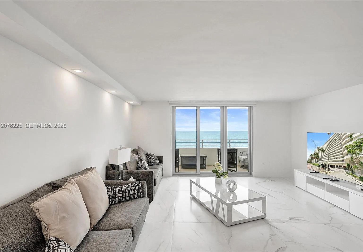 Oceanside Plaza Condo — Photo 3