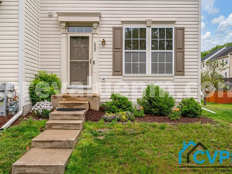 255 Seneca Ter — Photo 3