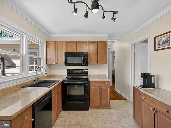 5th image of 944 Highridge Rd