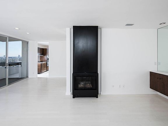 4th image of 1147 N Clark St APT 303